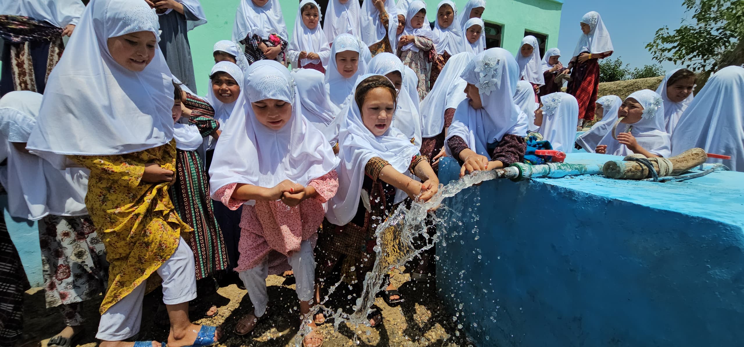 Yardım eli uzatan çocuk